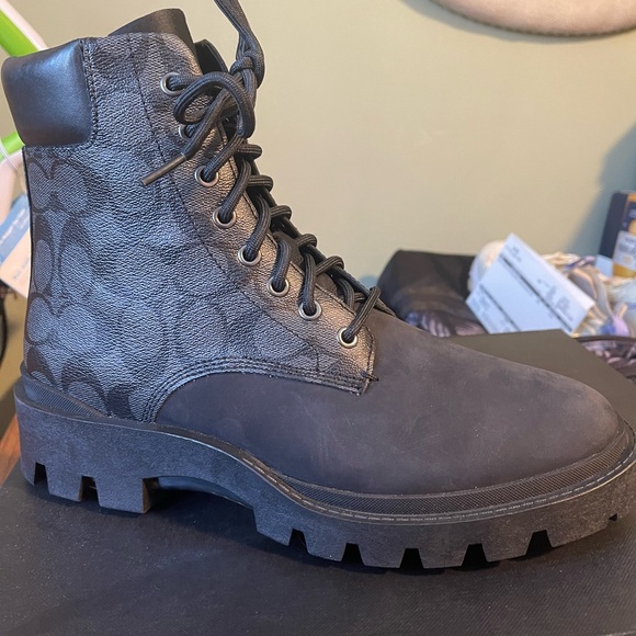 Coach size 8.5 boots. They do run big, they’re more like a 9.5 - Picture 3 of 4